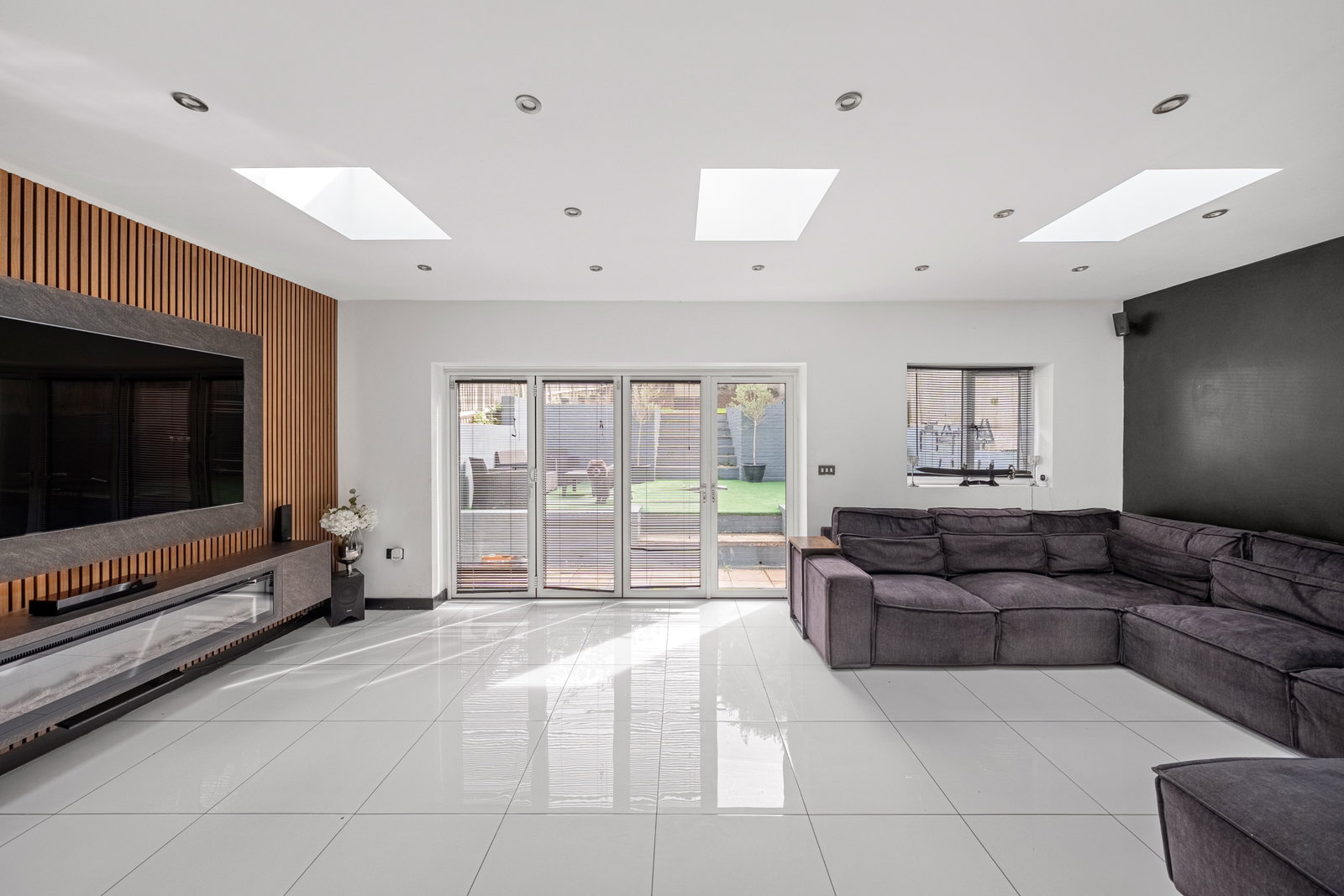 Semi Detached House for sale in London, Brownspring Drive, London, SE9 3JY, 1258 m²