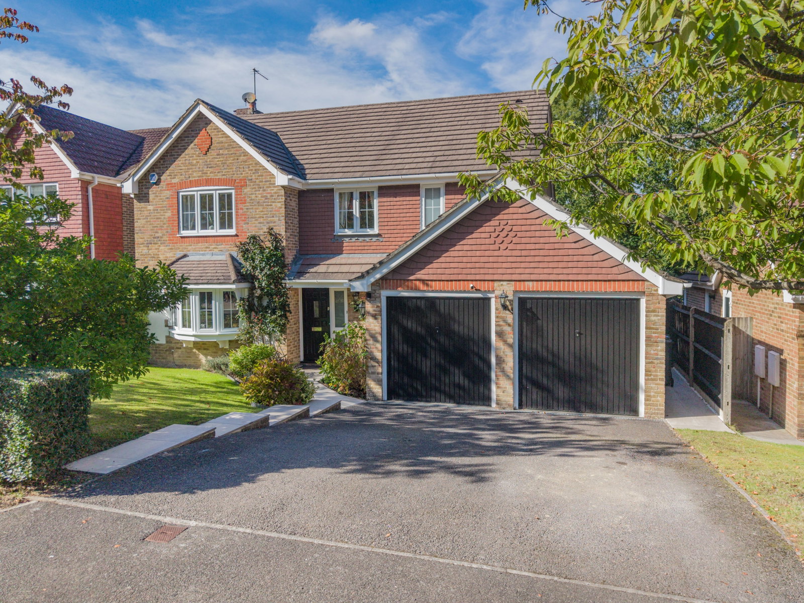 Detached House for sale in Crowborough, Millbrook Road, Crowborough, TN6 2SB, 2483 m²