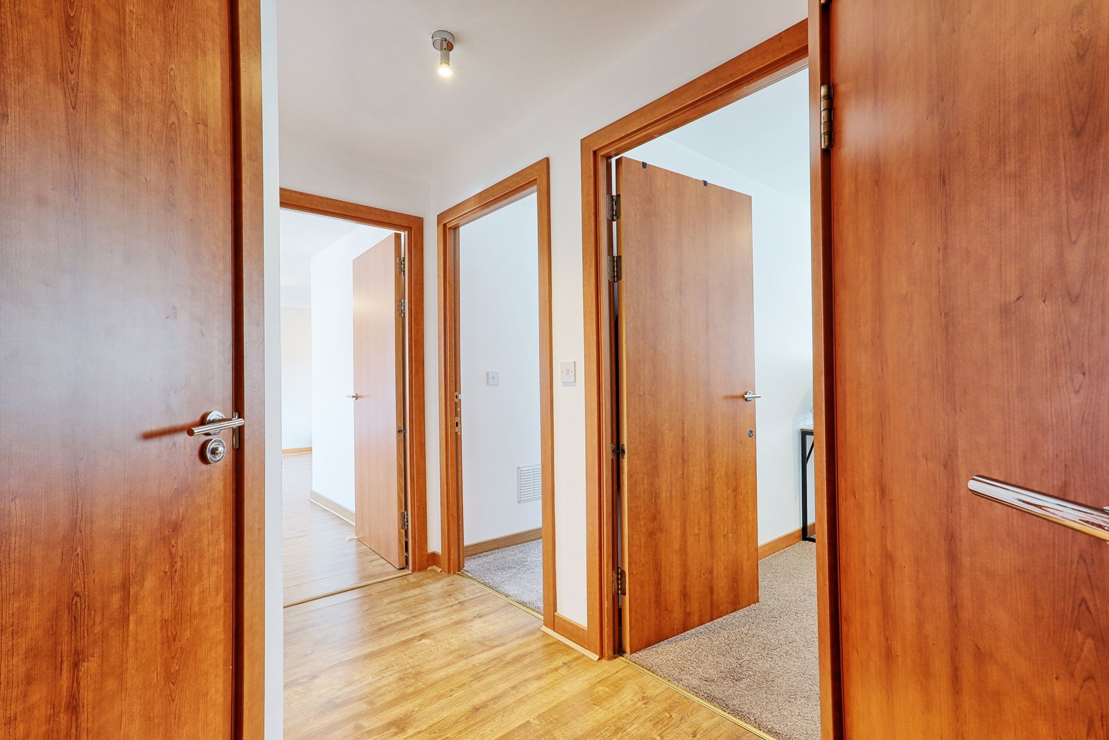 Flat for sale in Purfleet-on-Thames, Kendal, Purfleet-on-Thames, Thurrock, RM19, 739 m²