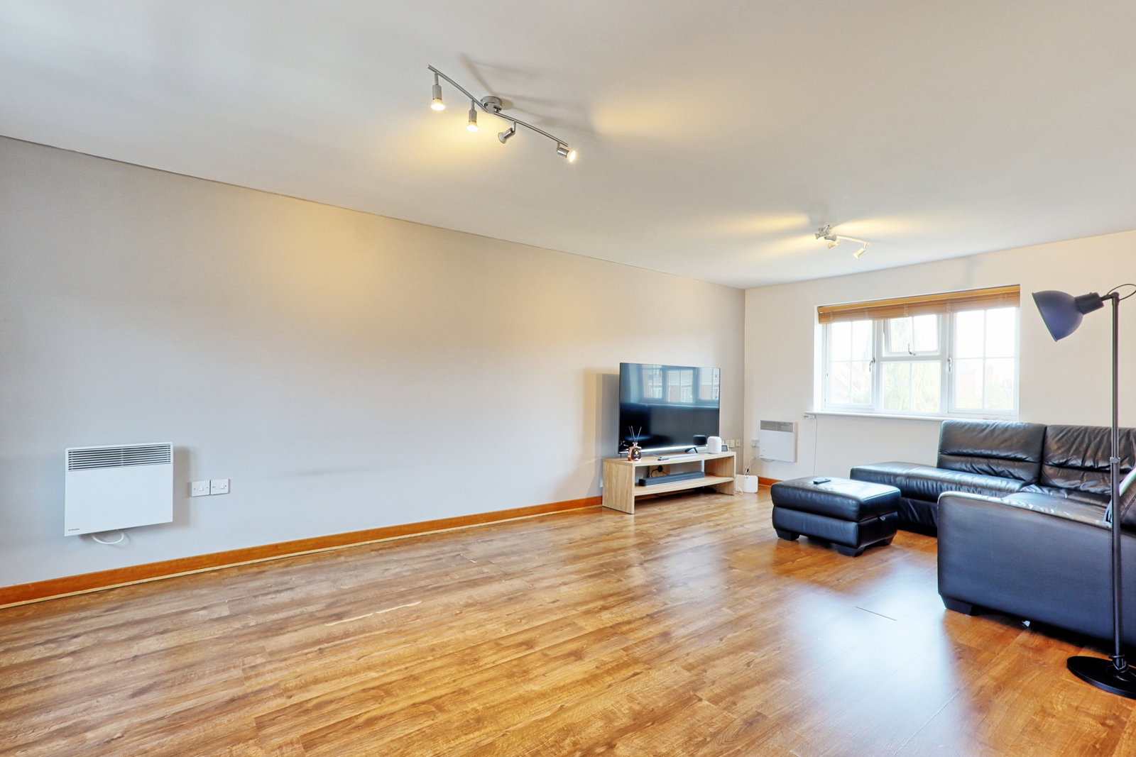 Flat for sale in Purfleet-on-Thames, Kendal, Purfleet-on-Thames, Thurrock, RM19, 739 m²