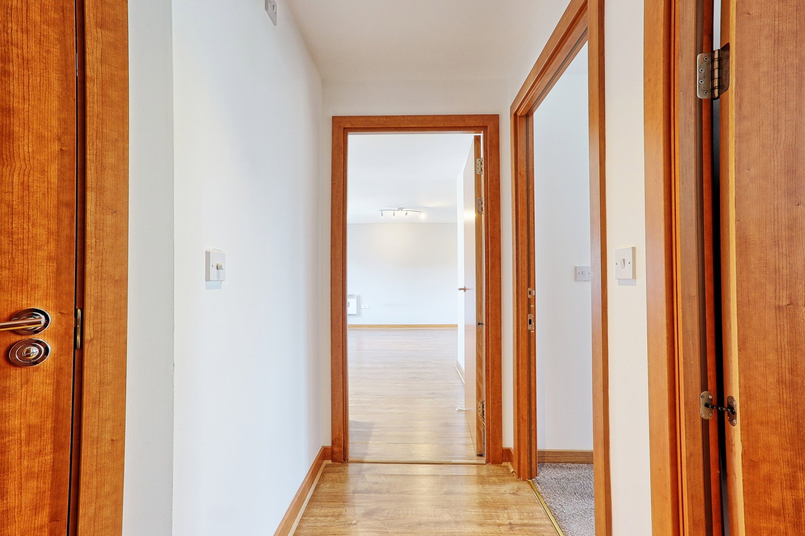 Flat for sale in Purfleet-on-Thames, Kendal, Purfleet-on-Thames, Thurrock, RM19, 739 m²