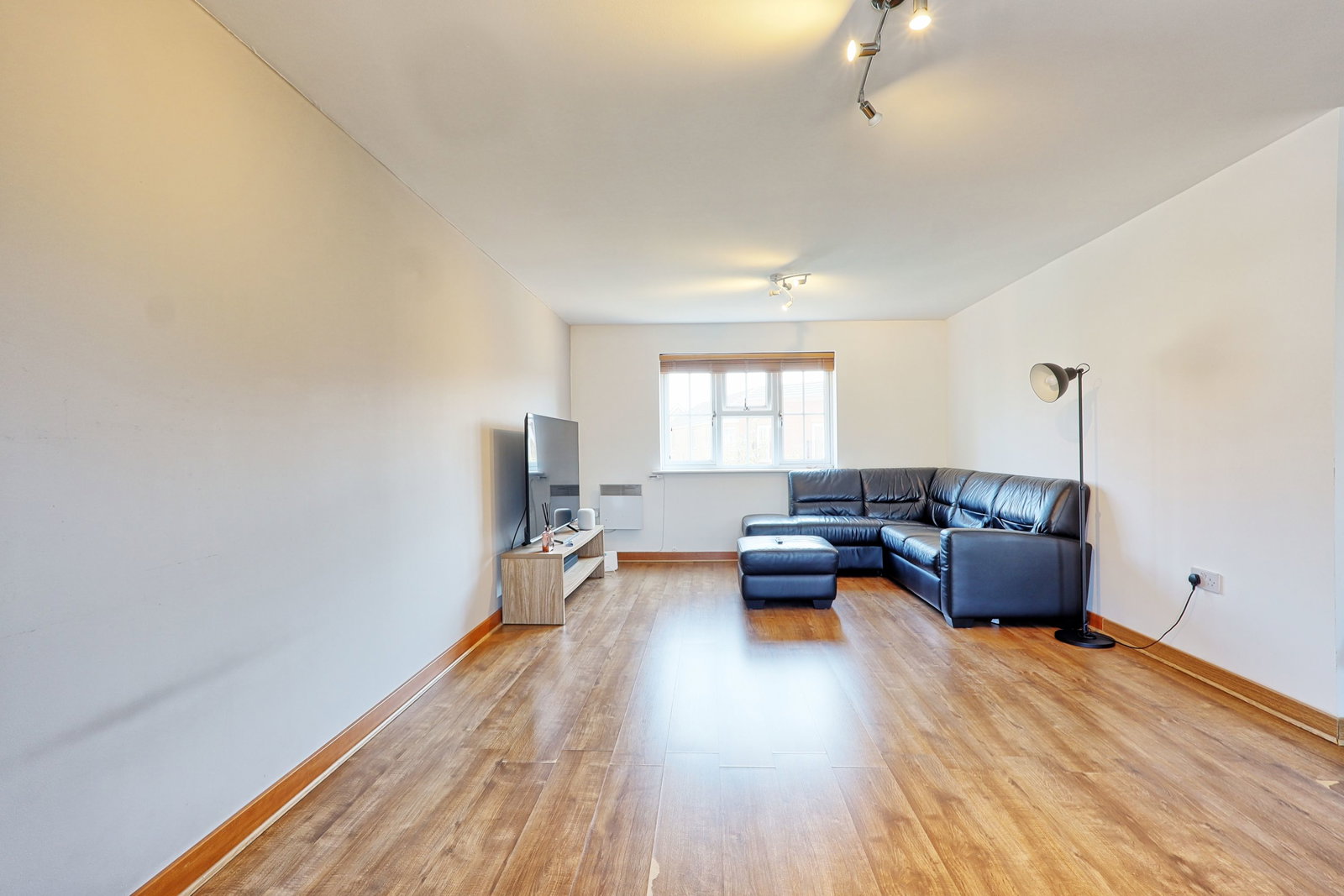 Flat for sale in Purfleet-on-Thames, Kendal, Purfleet-on-Thames, Thurrock, RM19, 739 m²