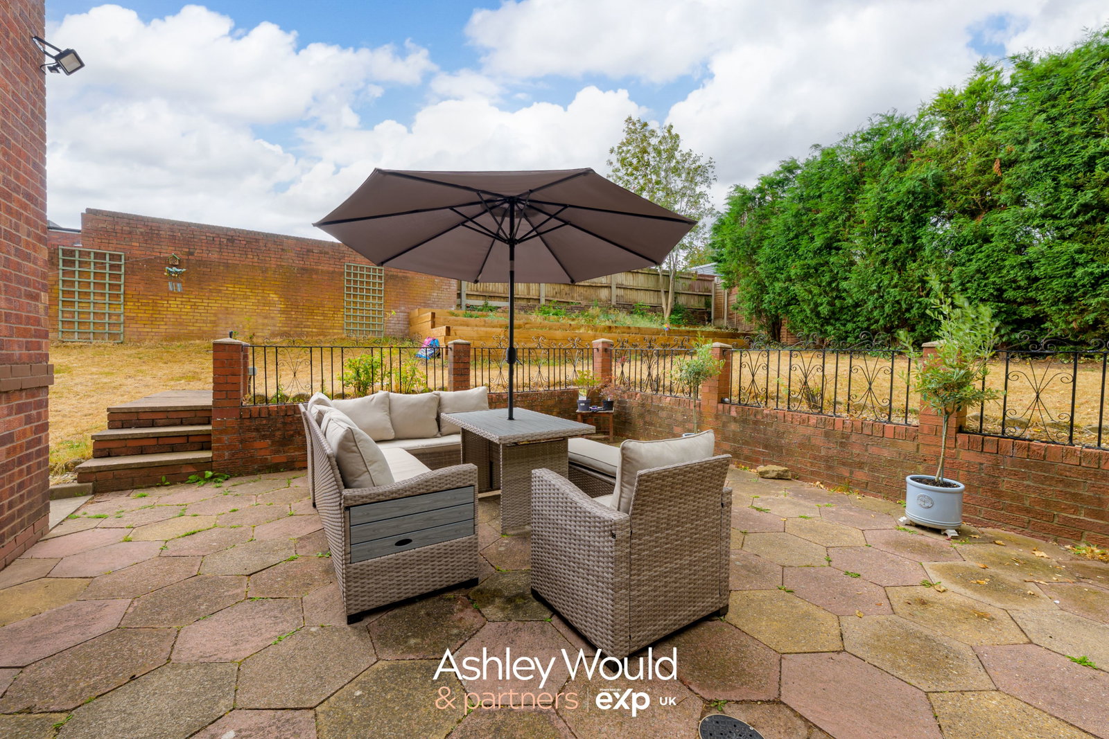 Semi Detached House for sale in Dudley, Pearce Close, Dudley, DY1 2LX