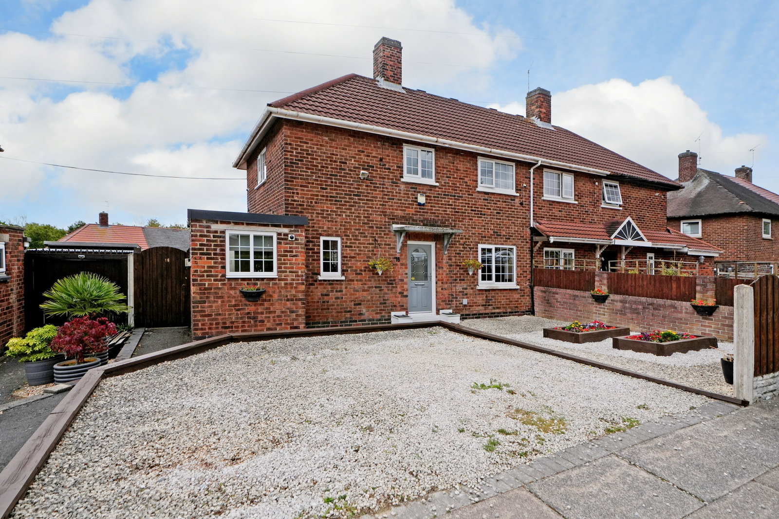 Semi Detached House for sale in Sheffield, Glenholme Drive, S13, 871 m²