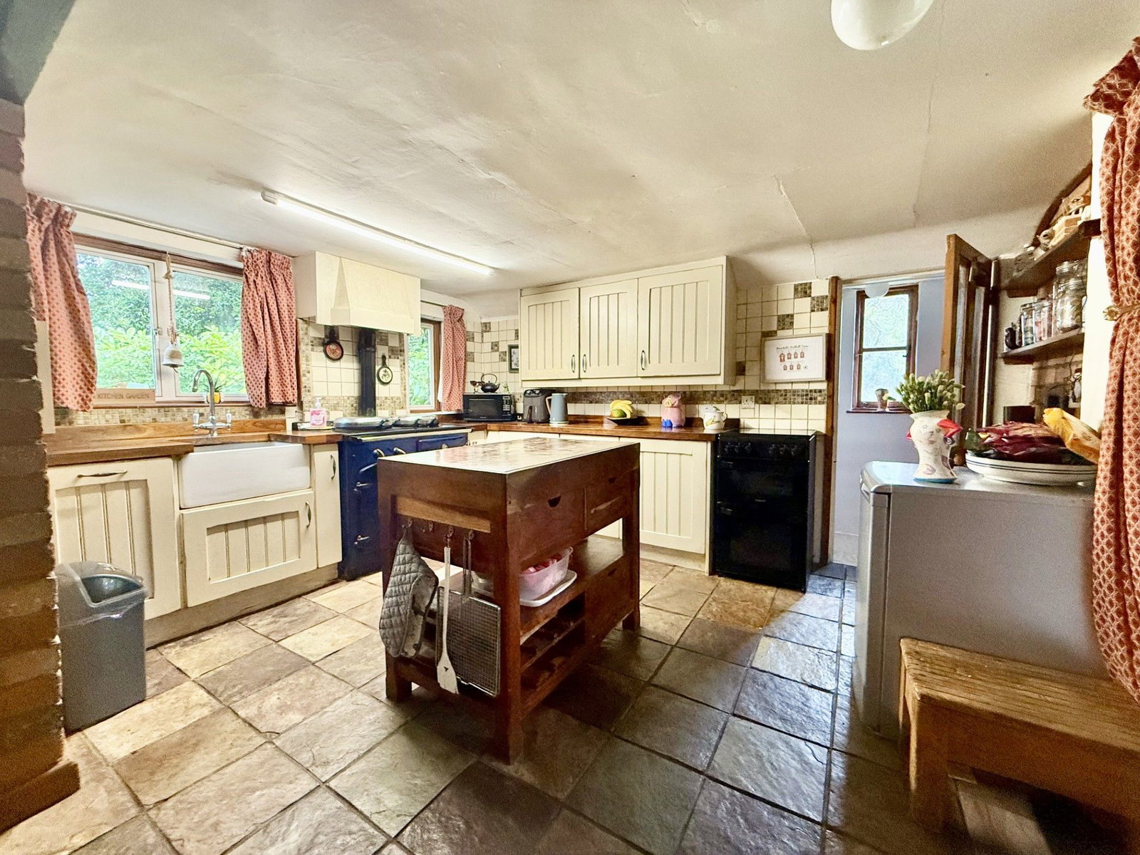 Detached House for sale in Newent, Gloucester Road, Upleadon, 2943 m²