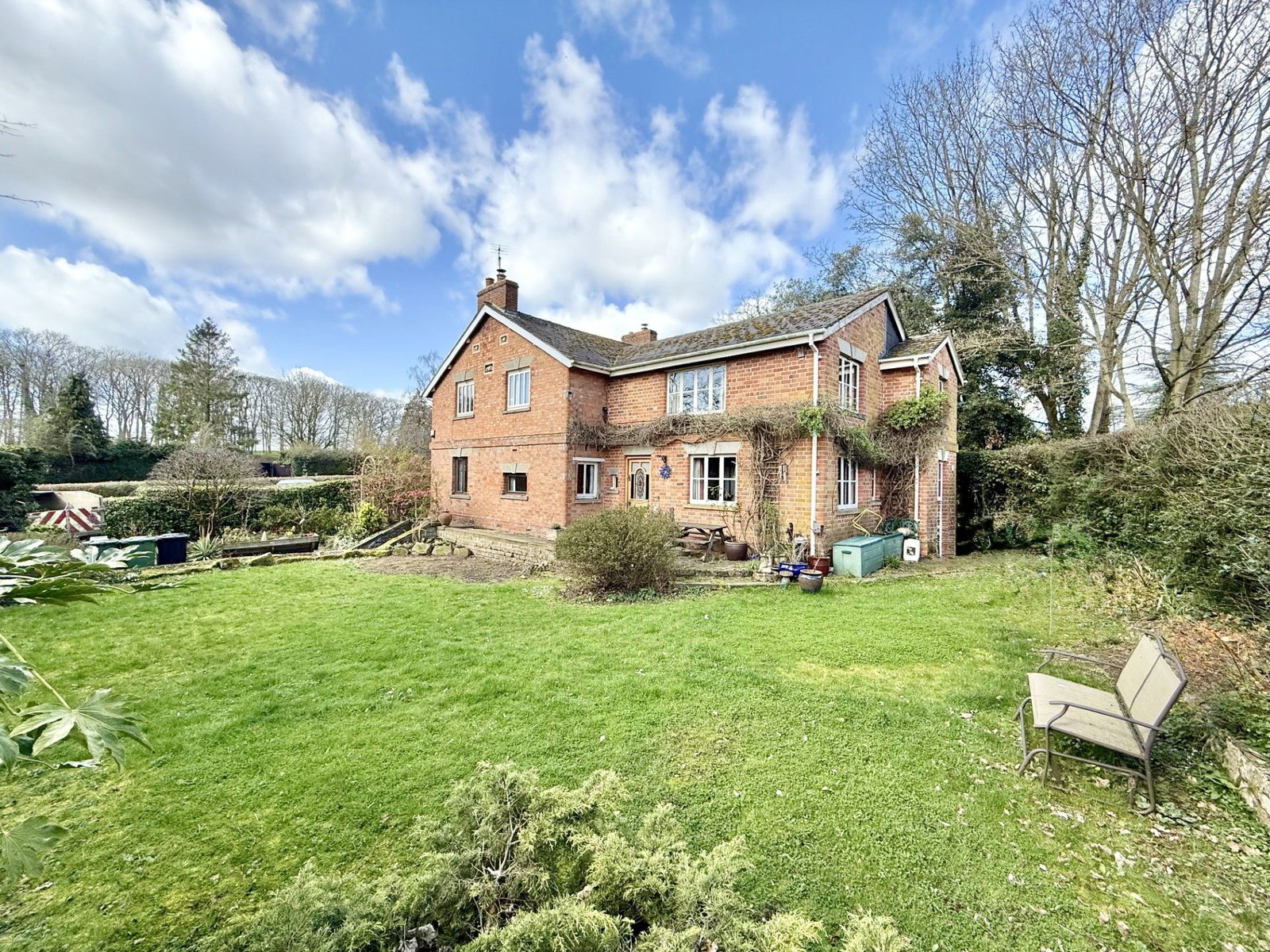 Detached House for sale in Newent, Gloucester Road, Upleadon, 2943 m²