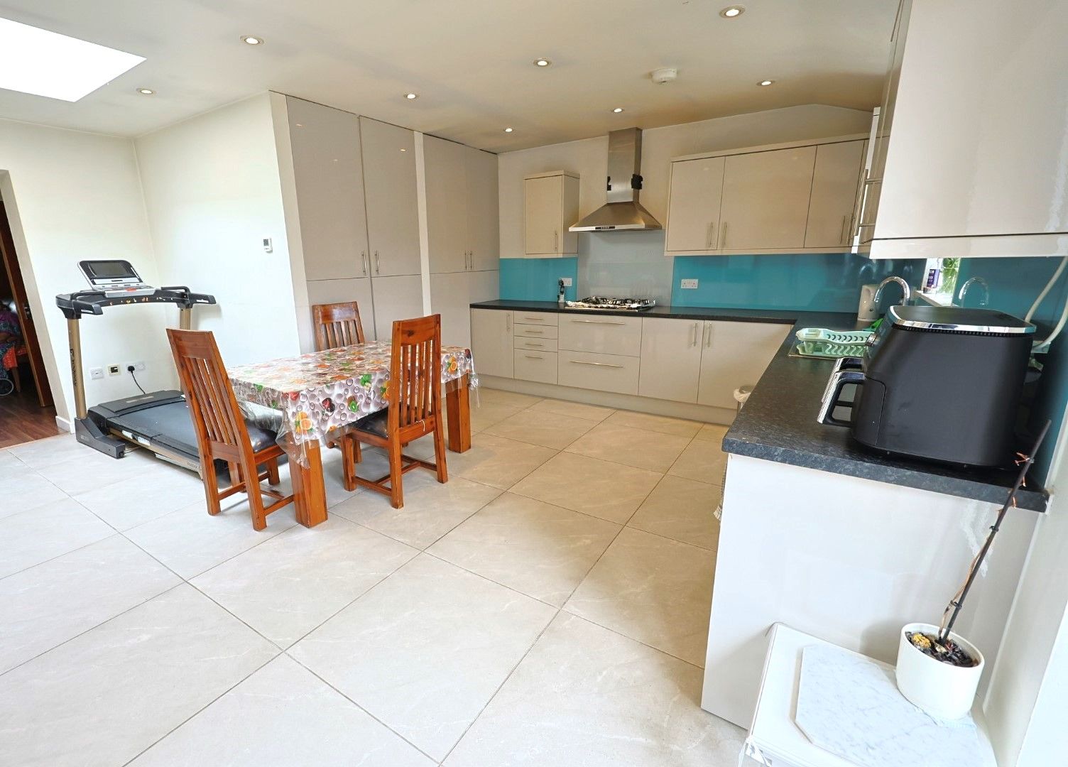 Semi Detached House for sale in Edgware, Bransgrove Road, Edgware, HA8