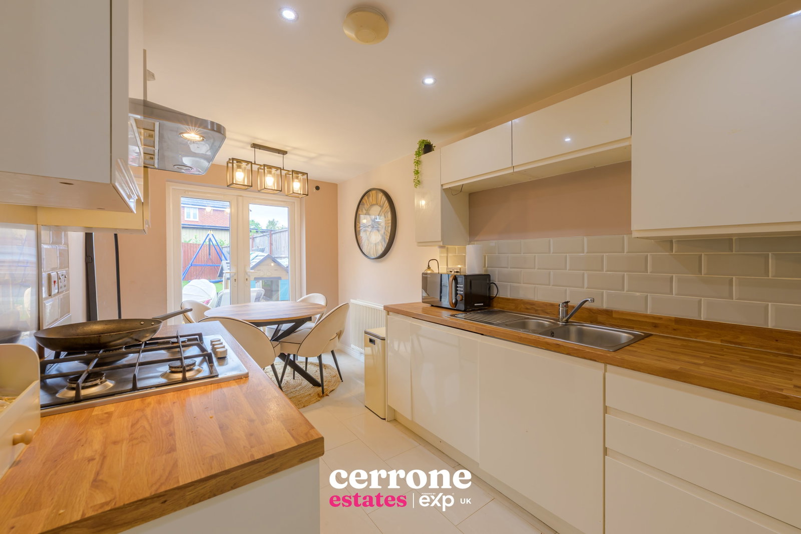 Detached House for sale in Droitwich, Cross Furlong, Wychbold, Droitwich, WR9 7TA, 1230 m²