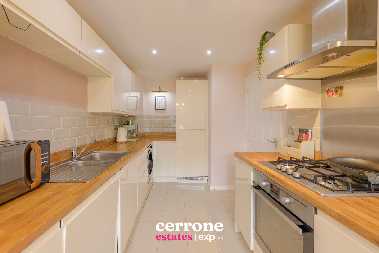 Detached House for sale in Droitwich, Cross Furlong, Wychbold, Droitwich, WR9 7TA, 1230 m²