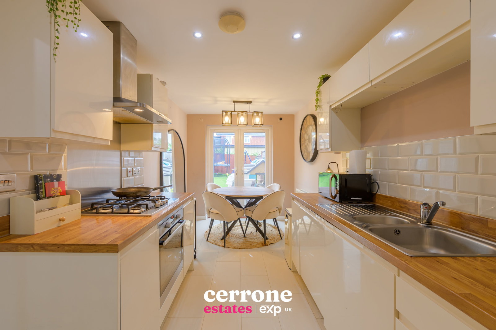 Detached House for sale in Droitwich, Cross Furlong, Wychbold, Droitwich, WR9 7TA, 1230 m²