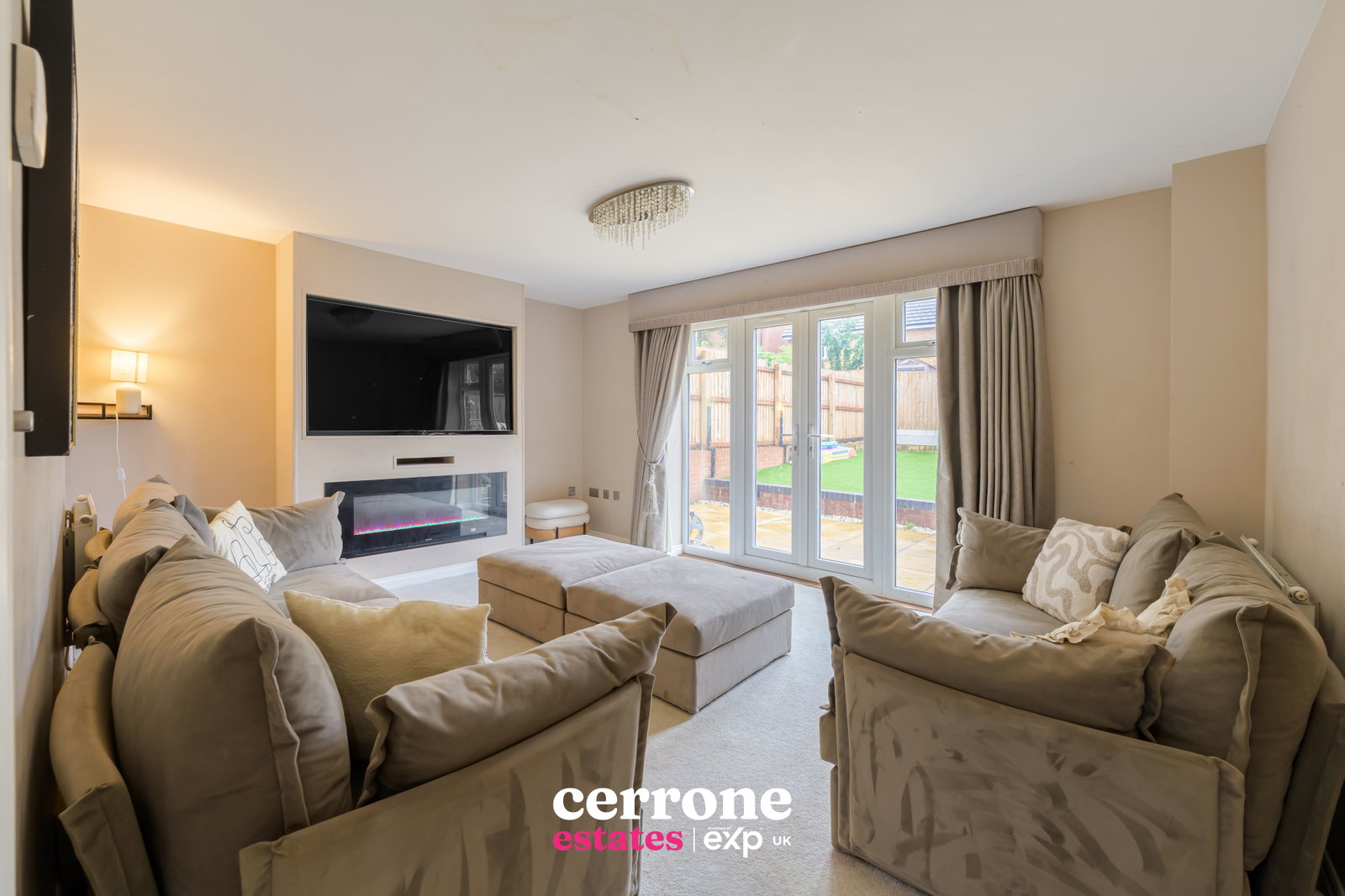 Detached House for sale in Droitwich, Cross Furlong, Wychbold, Droitwich, WR9 7TA, 1230 m²