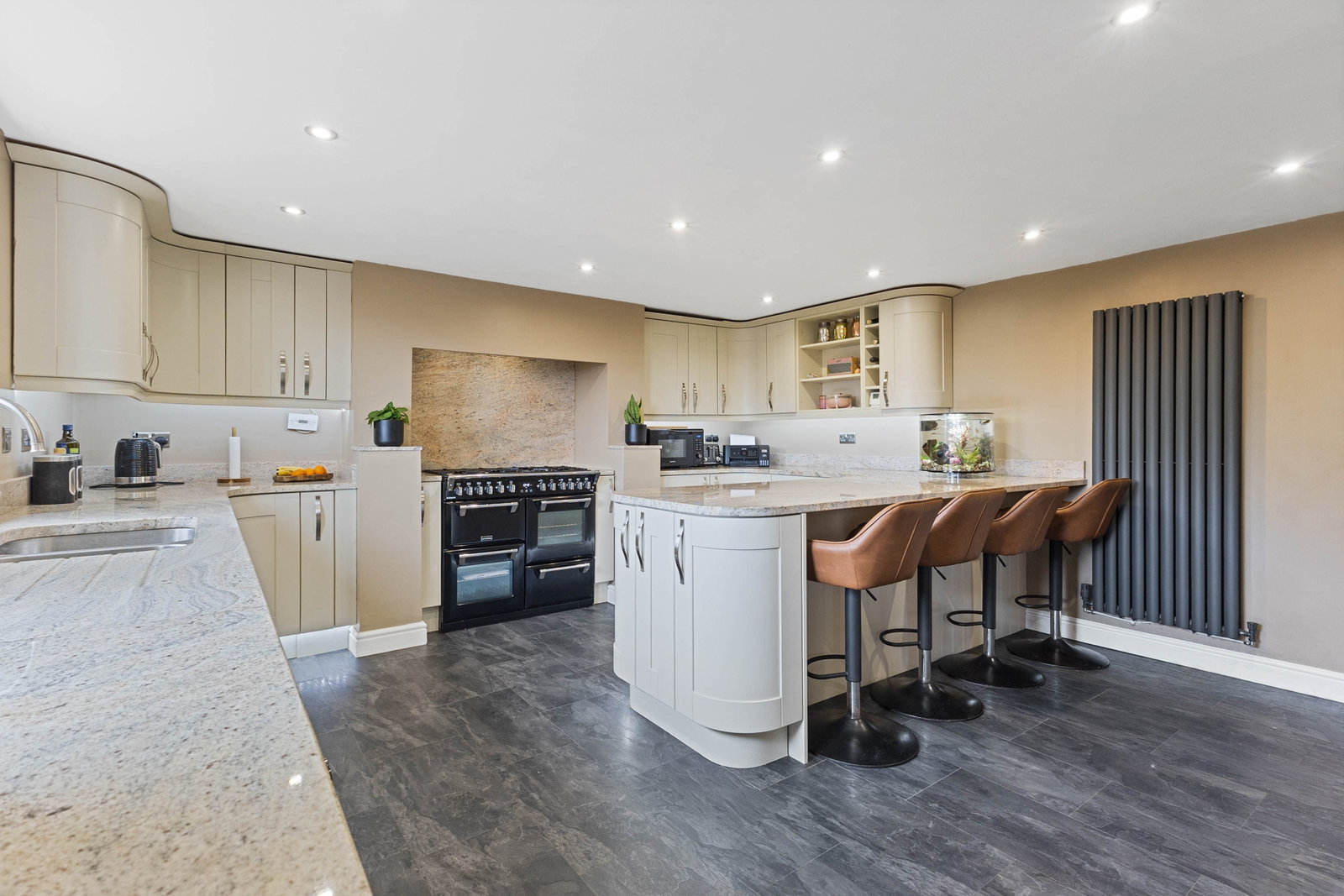 Semi Detached House for sale in Castleford, Leeds Road, Glasshoughton, Castleford, WF10 5EL, 1010 m²