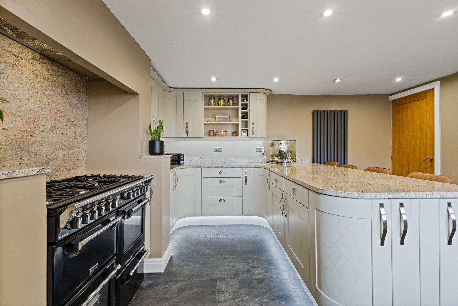 Semi Detached House for sale in Castleford, Leeds Road, Glasshoughton, Castleford, WF10 5EL, 1010 m²