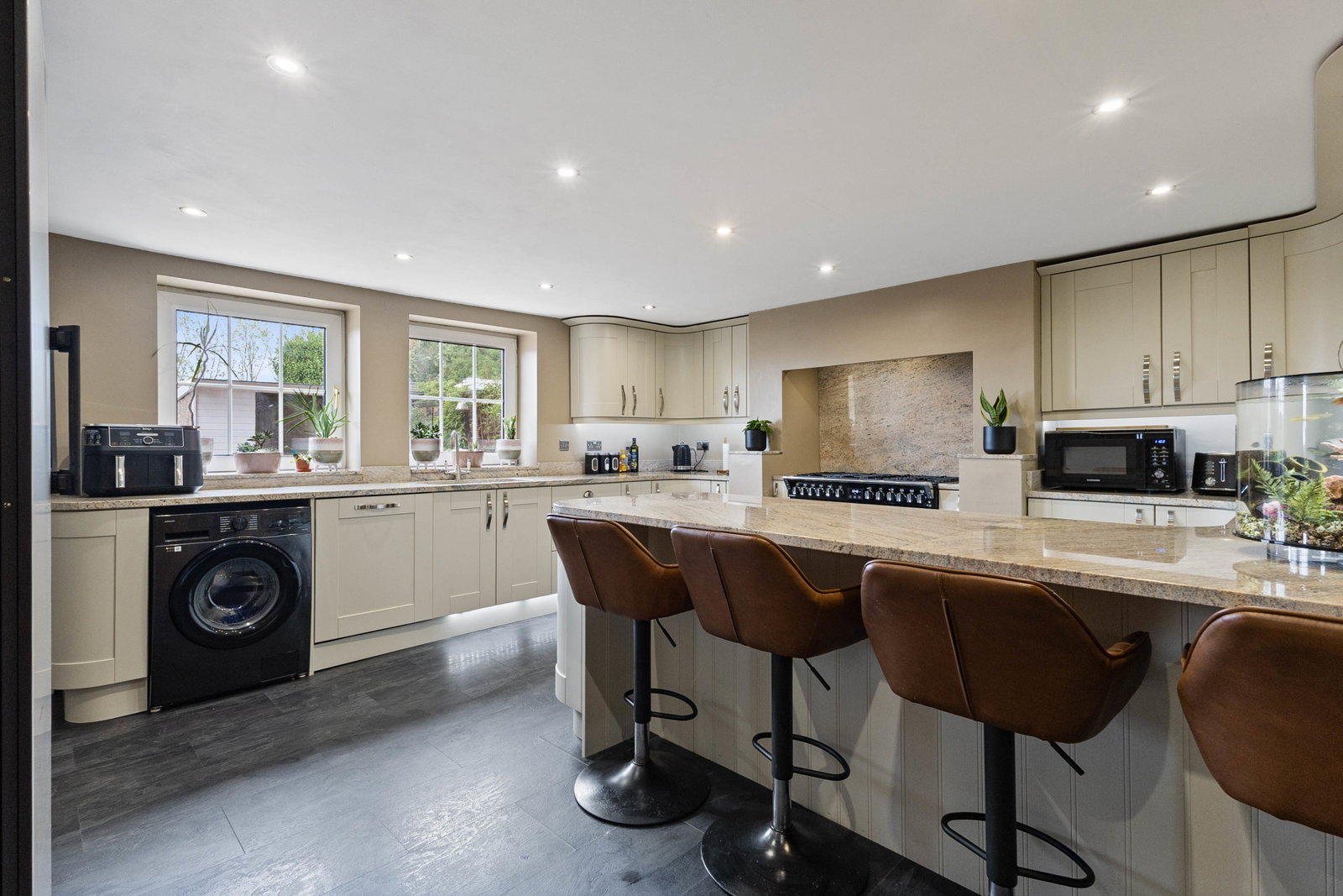 Semi Detached House for sale in Castleford, Leeds Road, Glasshoughton, Castleford, WF10 5EL, 1010 m²