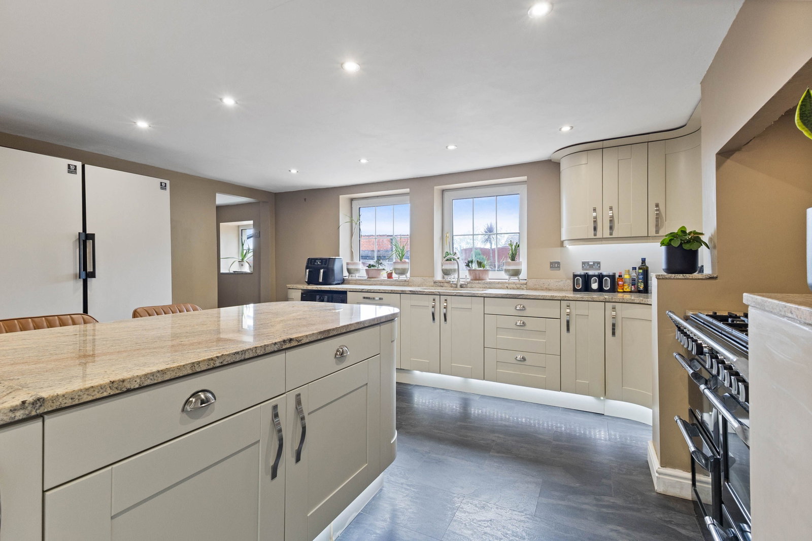 Semi Detached House for sale in Castleford, Leeds Road, Glasshoughton, Castleford, WF10 5EL, 1010 m²