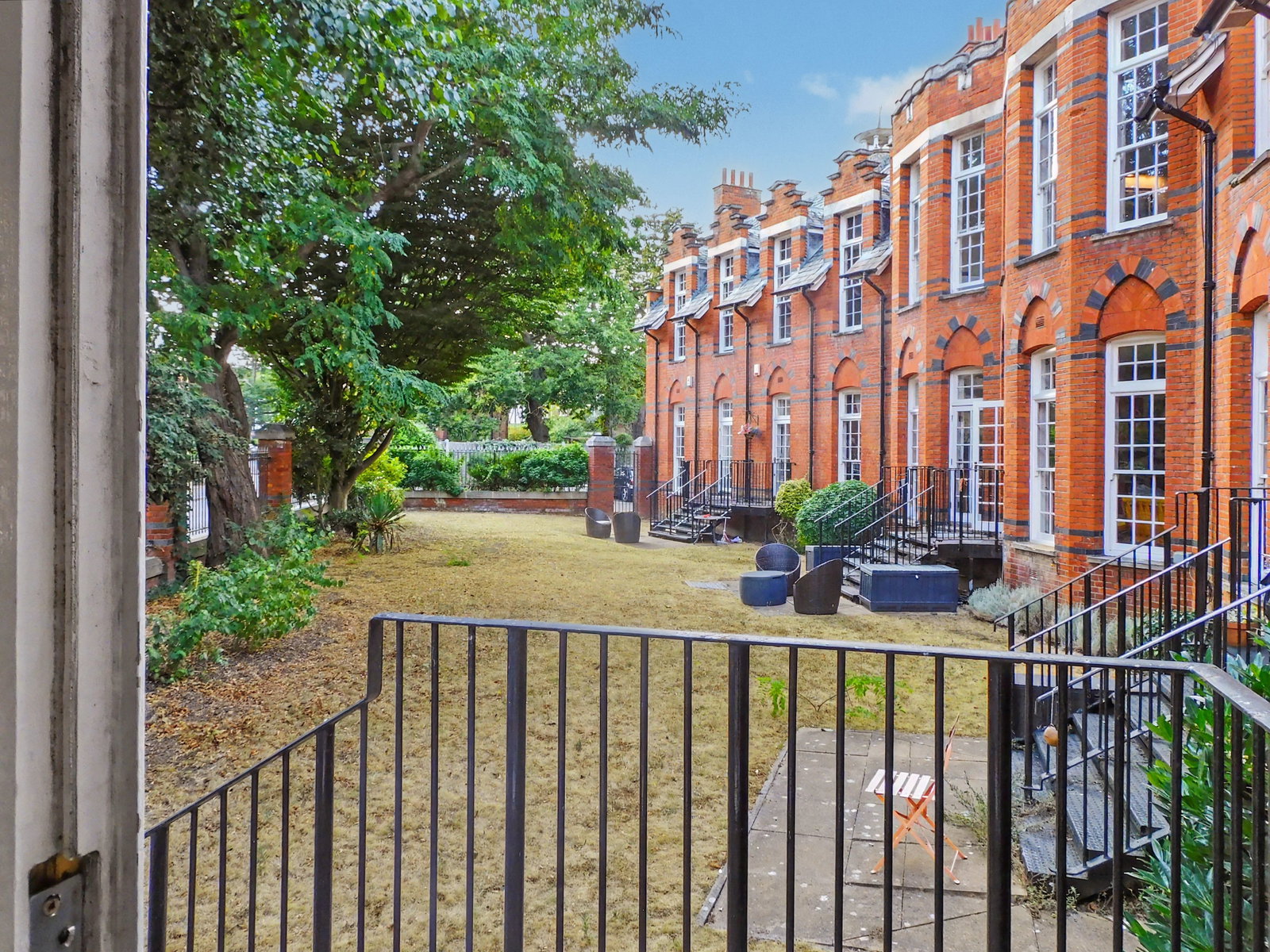 Semi Detached House for sale in London, Victory Road, Wanstead, E11, 1226 m²
