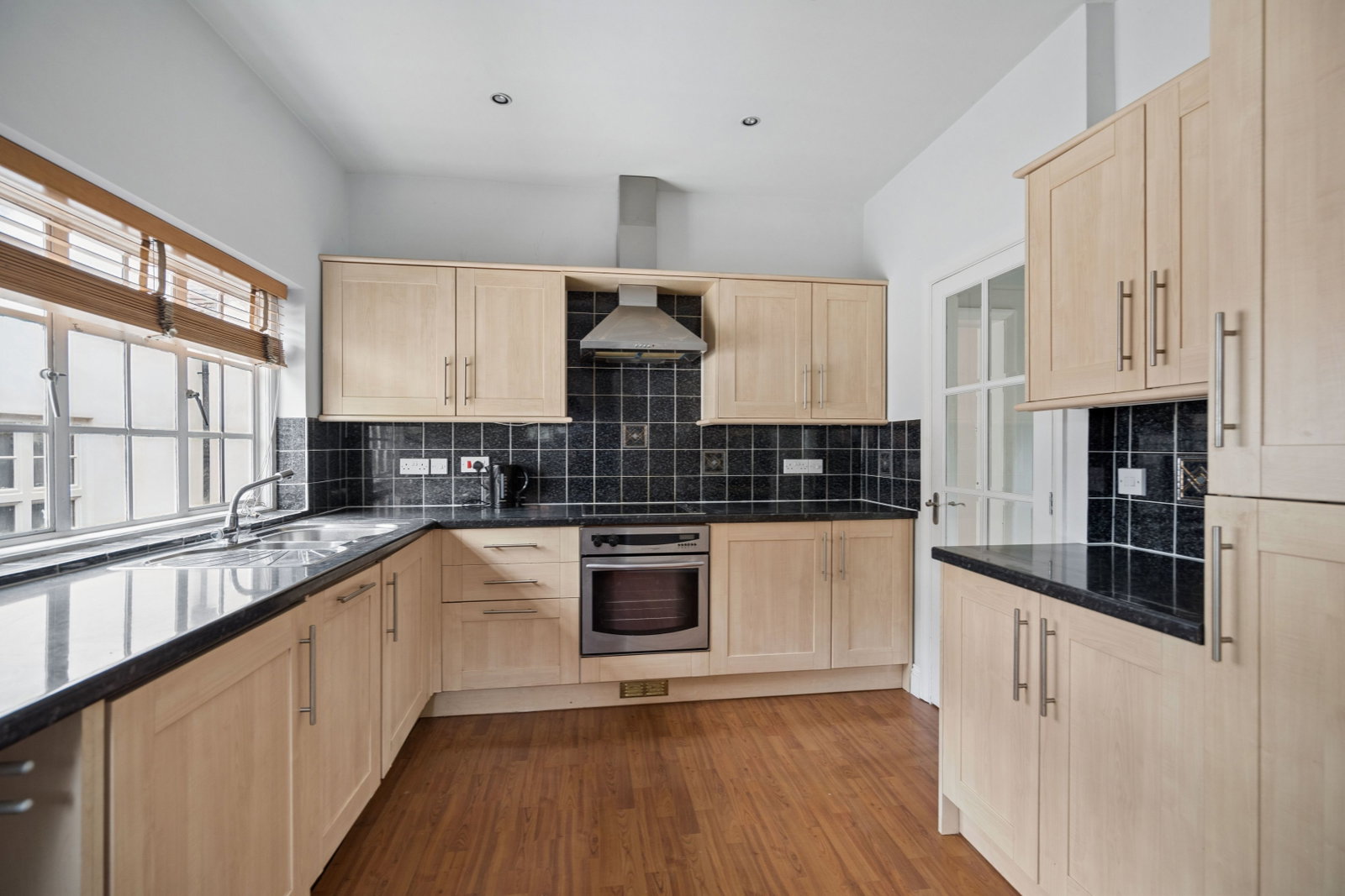 Mixed Use for sale in Amersham, High Street, Amersham, Buckinghamshire. HP7 0DT, 1851 m²