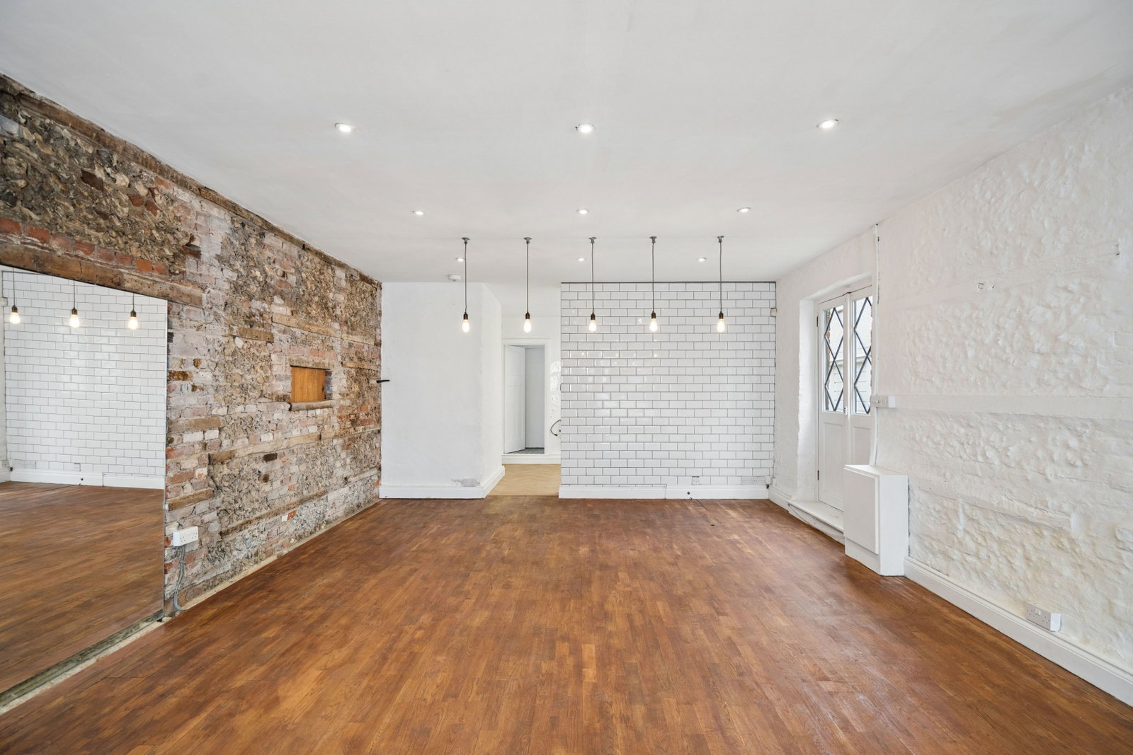 Mixed Use for sale in Amersham, High Street, Amersham, Buckinghamshire. HP7 0DT, 1851 m²