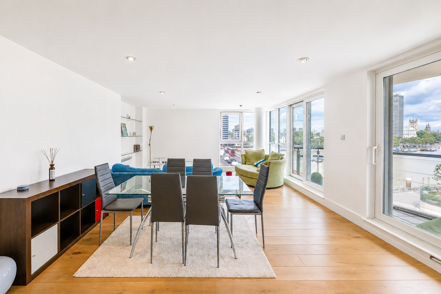 Flat for sale in London, St. George Wharf, London, SW8, 890 m²
