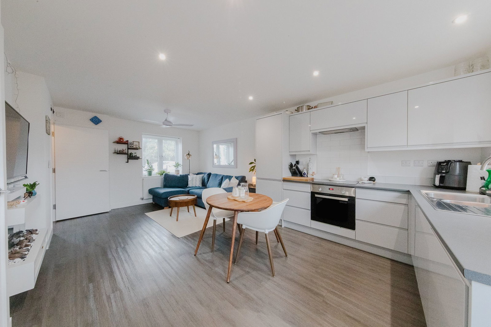 Terraced House for sale in Milton Keynes, Selkirk Drive, Oakridge Park, Milton Keynes, MK14, 733 m²