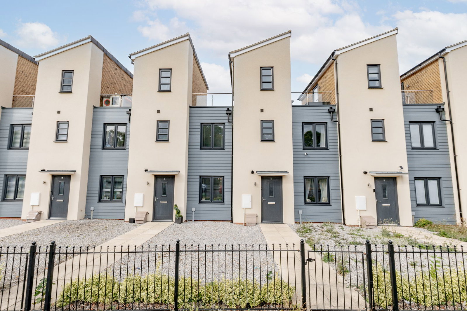 Terraced House for sale in Milton Keynes, Selkirk Drive, Oakridge Park, Milton Keynes, MK14, 733 m²