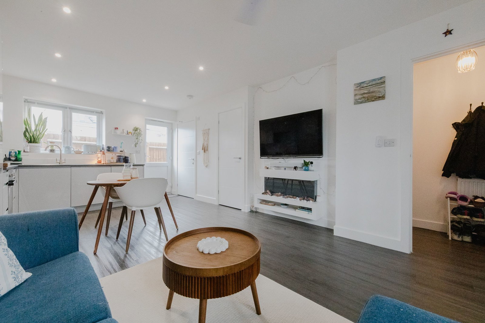 Terraced House for sale in Milton Keynes, Selkirk Drive, Oakridge Park, Milton Keynes, MK14, 733 m²