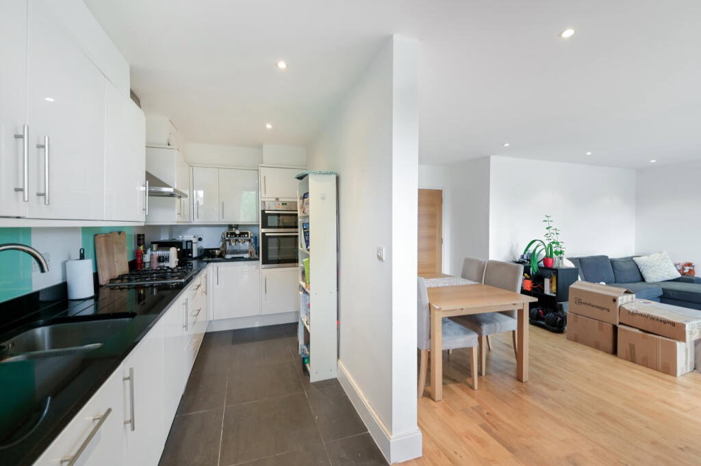 Flat for sale in London, Worple Road, London, SW19 4BP