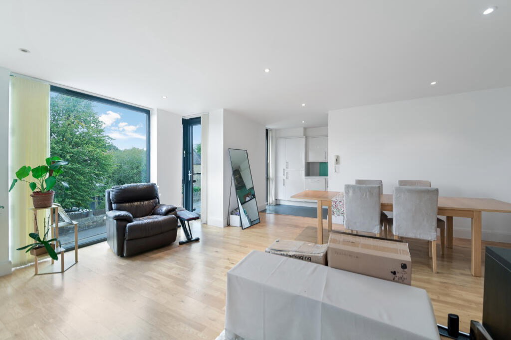 Flat for sale in London, Worple Road, London, SW19 4BP