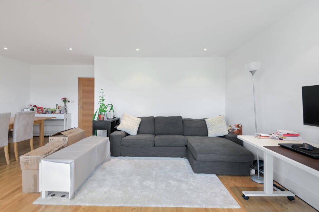 Flat for sale in London, Worple Road, London, SW19 4BP