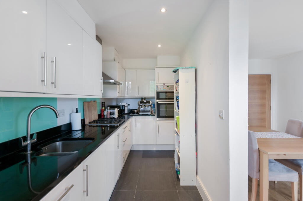 Flat for sale in London, Worple Road, London, SW19 4BP