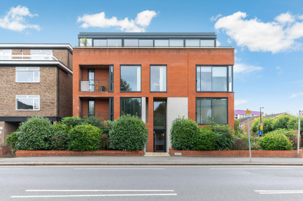 Flat for sale in London, Worple Road, London, SW19 4BP