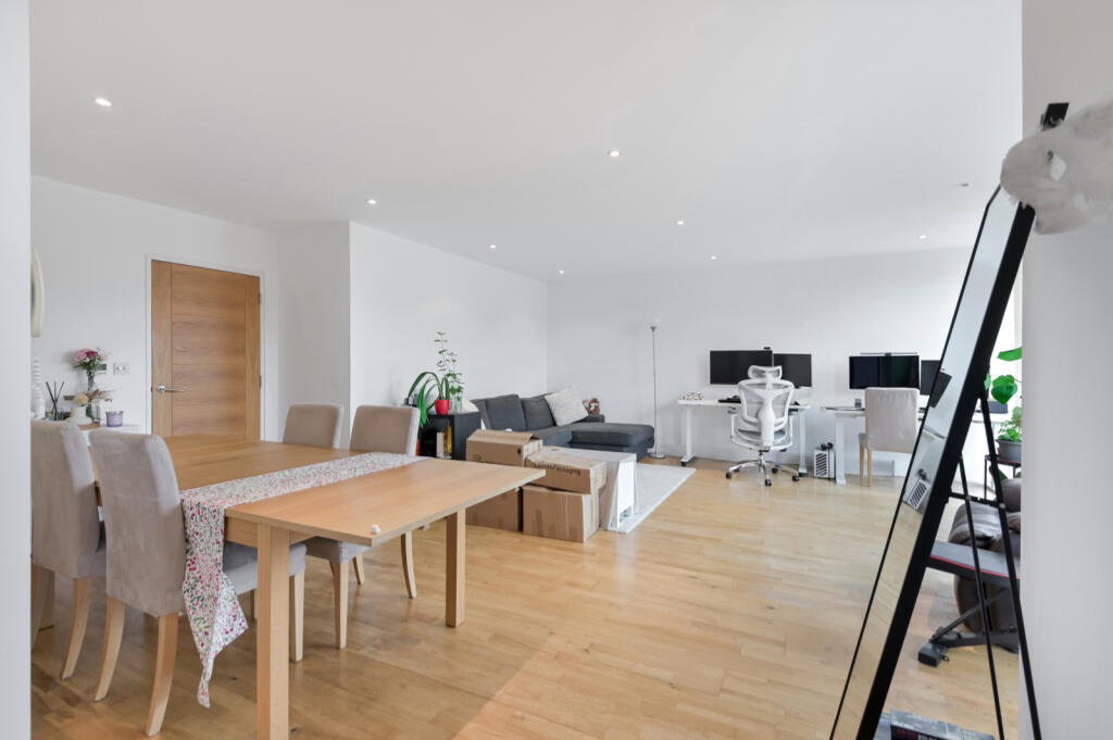 Flat for sale in London, Worple Road, London, SW19 4BP