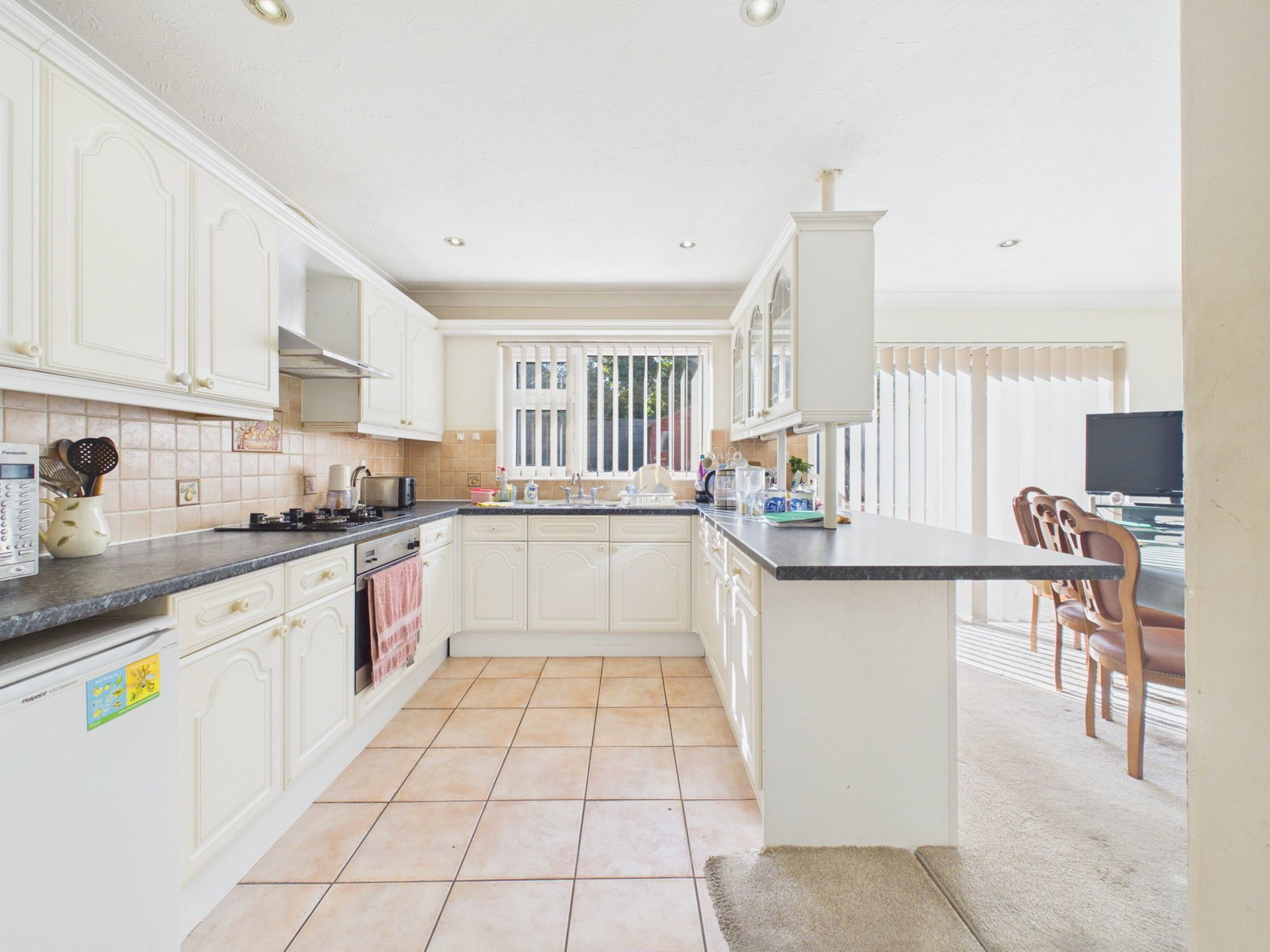 Semi Detached House for sale in Leicester, Ash Tree Road, Oadby, 1500 m²