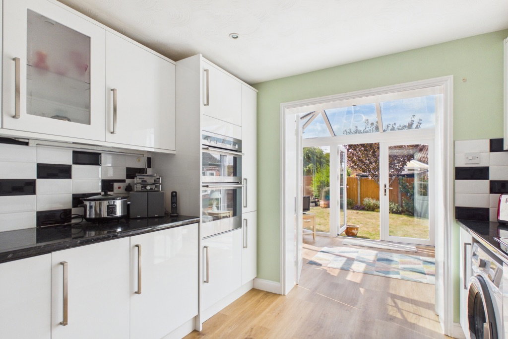Bungalow for sale in Lincoln, 22 Heath Road, Navenby, Lincoln, LN5 0TT, 989 m²