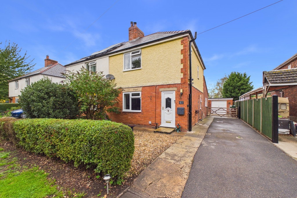 Semi Detached House for sale in Lincoln, 4 Eagle Lane, Thorpe-on-the-Hill, Lincoln, LN6 9BP, 989 m²
