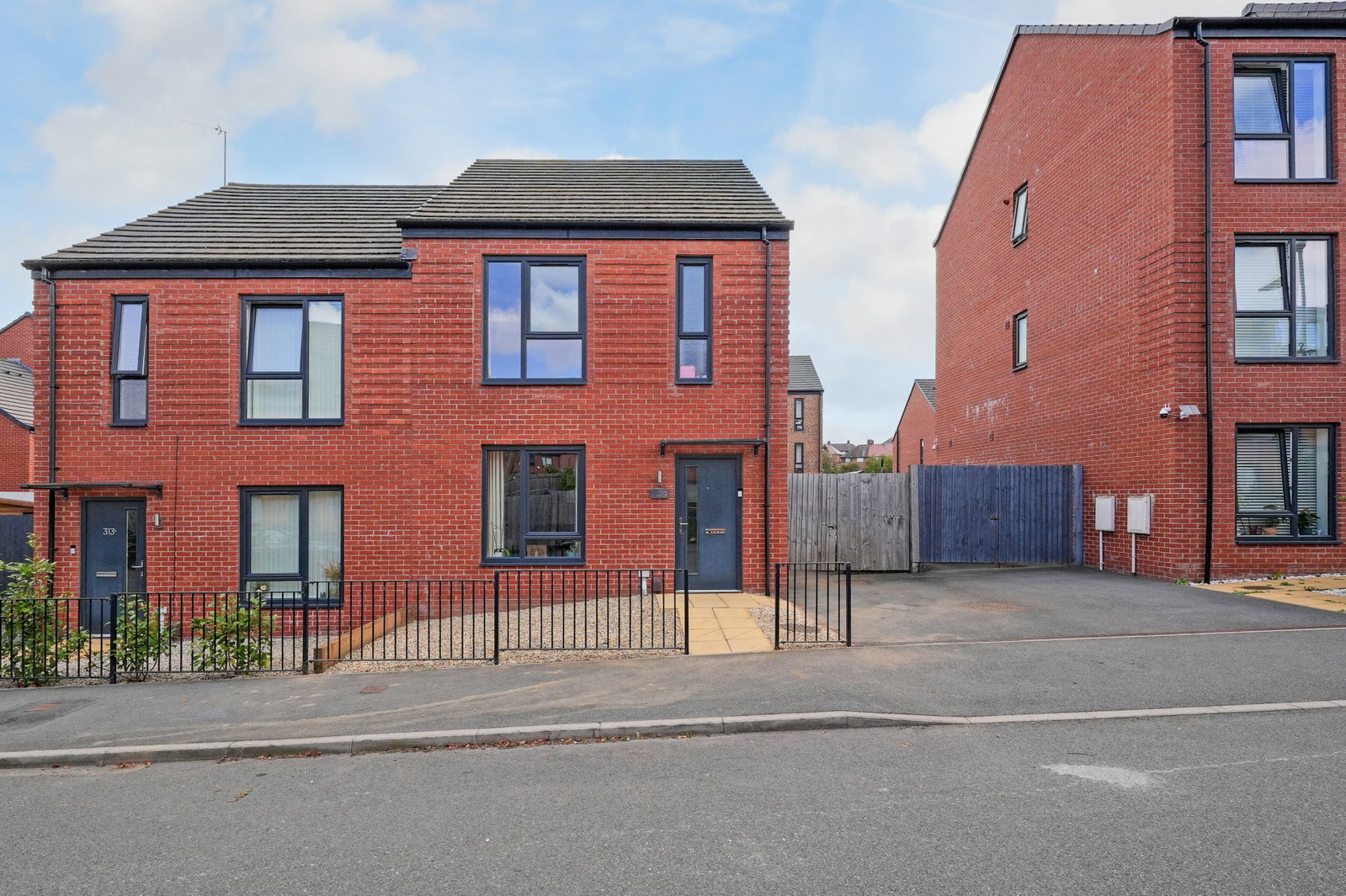 Semi Detached House for sale in Sheffield, Queen Mary Road, S2, 1039 m²