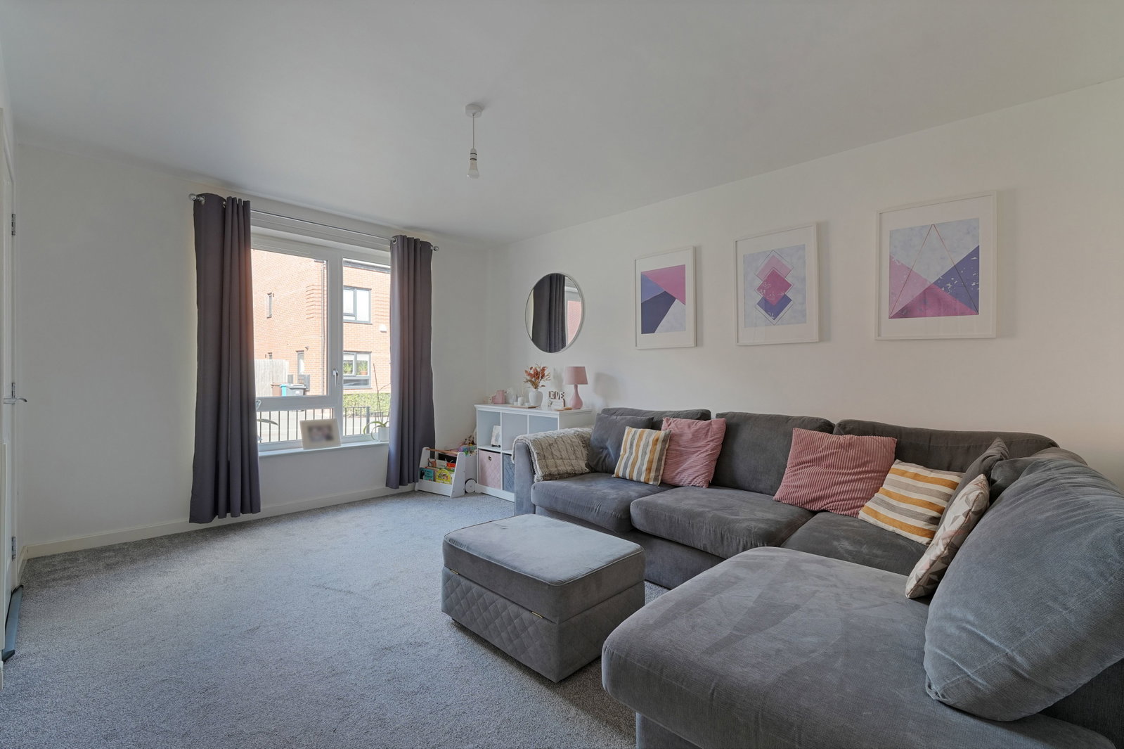 Semi Detached House for sale in Sheffield, Queen Mary Road, S2, 1039 m²
