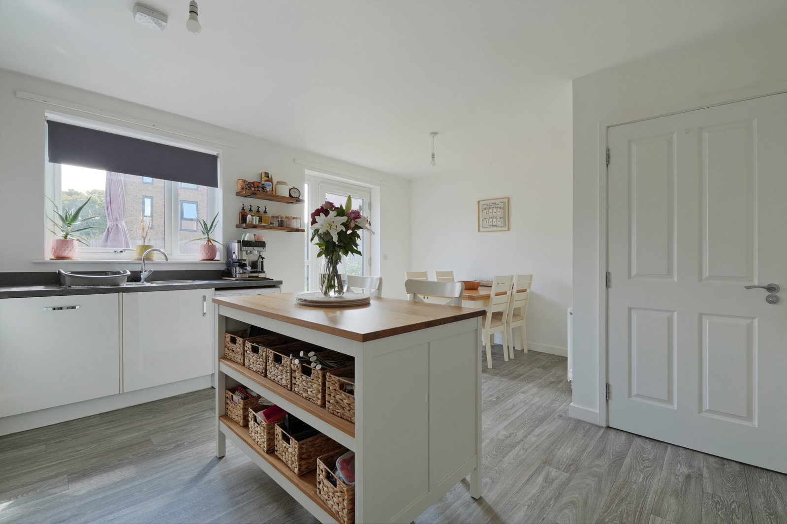 Semi Detached House for sale in Sheffield, Queen Mary Road, S2, 1039 m²