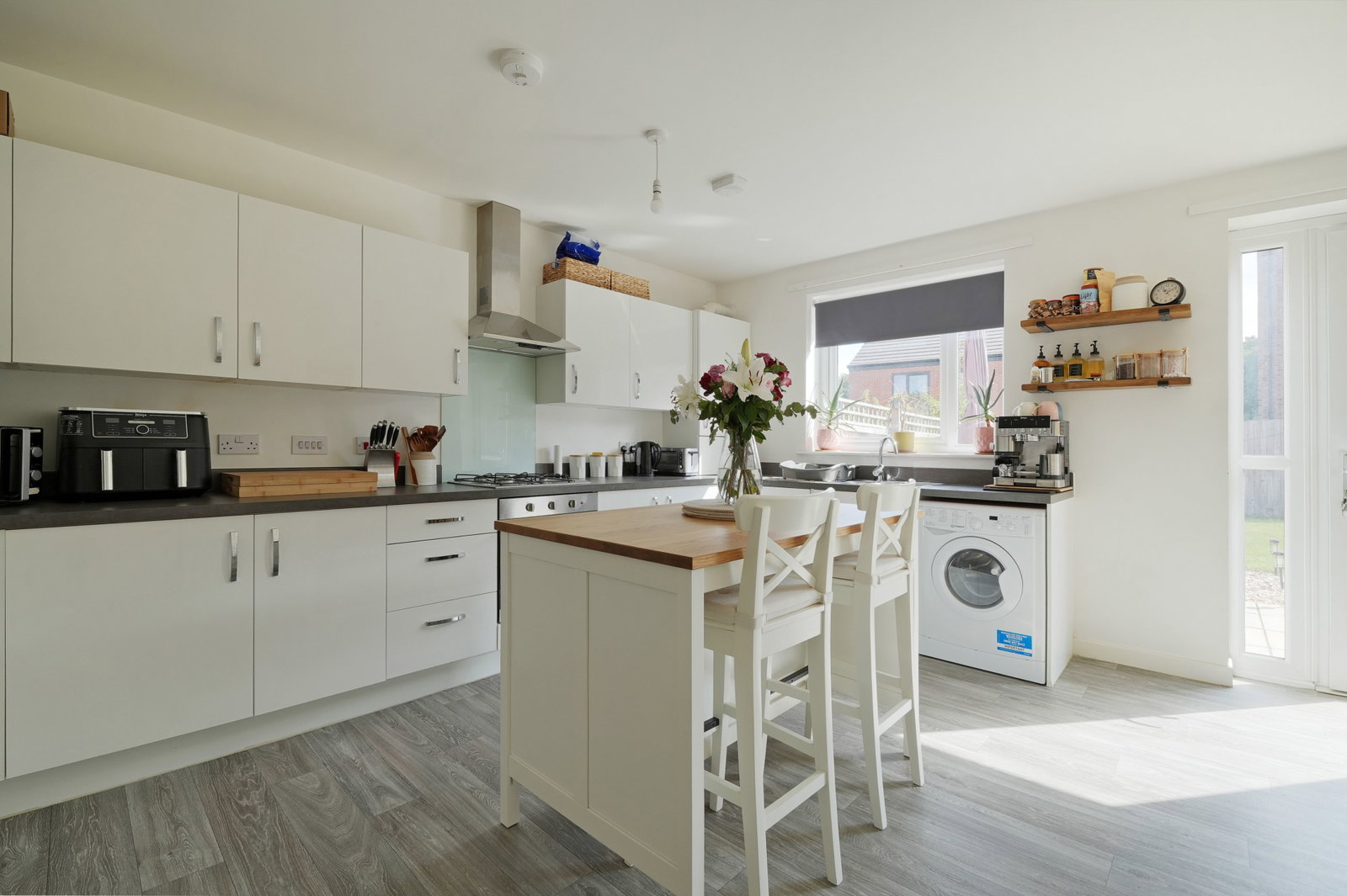 Semi Detached House for sale in Sheffield, Queen Mary Road, S2, 1039 m²