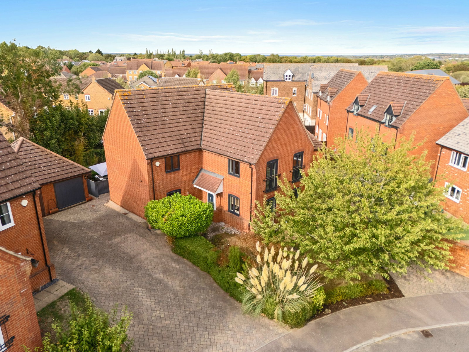 Detached House for sale in Milton Keynes, Ayrton Close, Grange Farm, Milton Keynes, MK8 0PA, 2000 m²