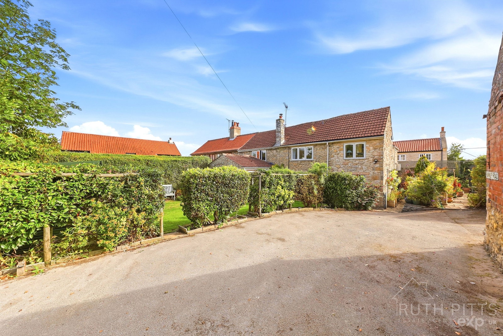 Semi Detached House for sale in Pontefract, Main Street, Kirk Smeaton, WF8
