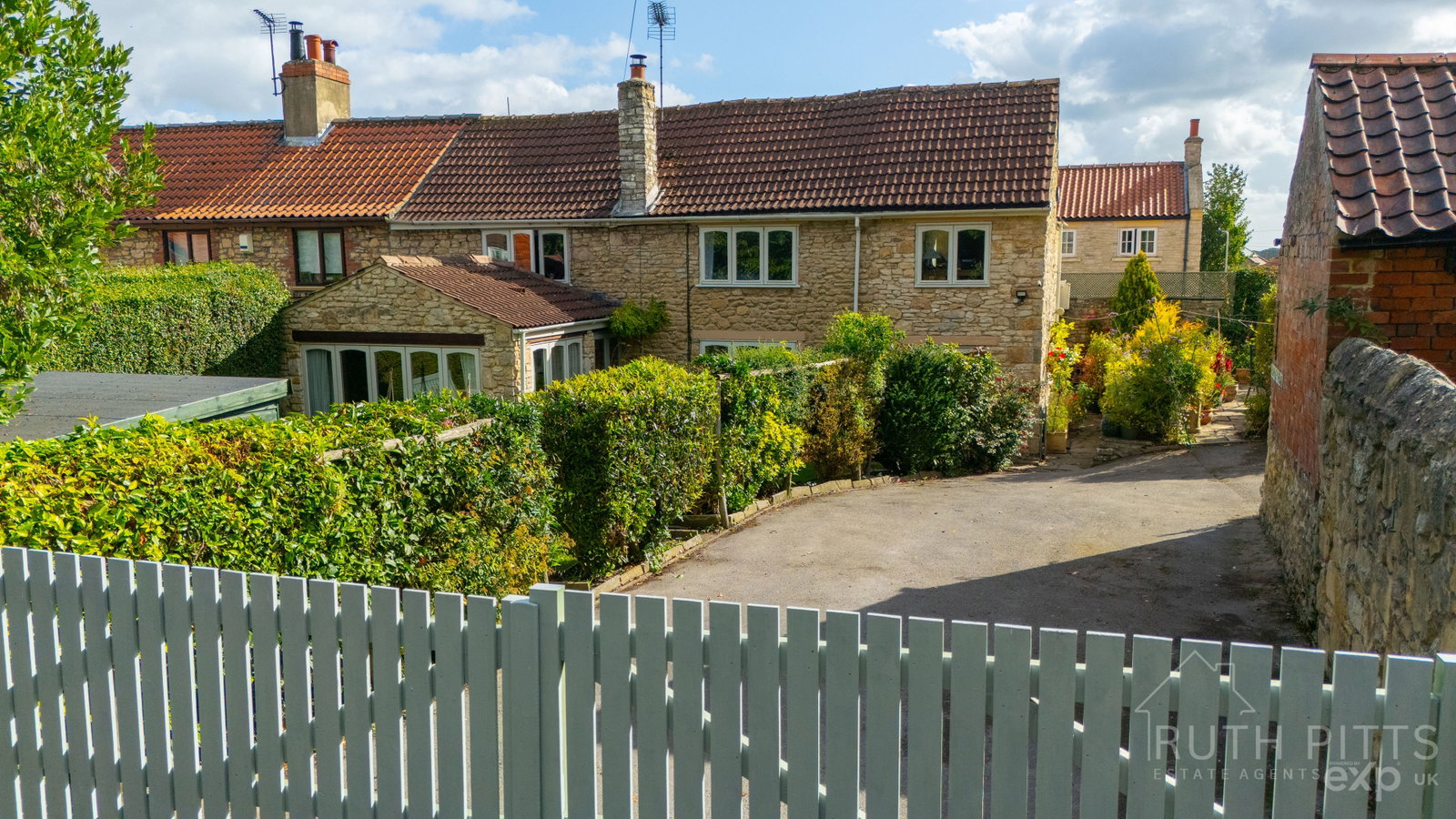 Semi Detached House for sale in Pontefract, Main Street, Kirk Smeaton, WF8