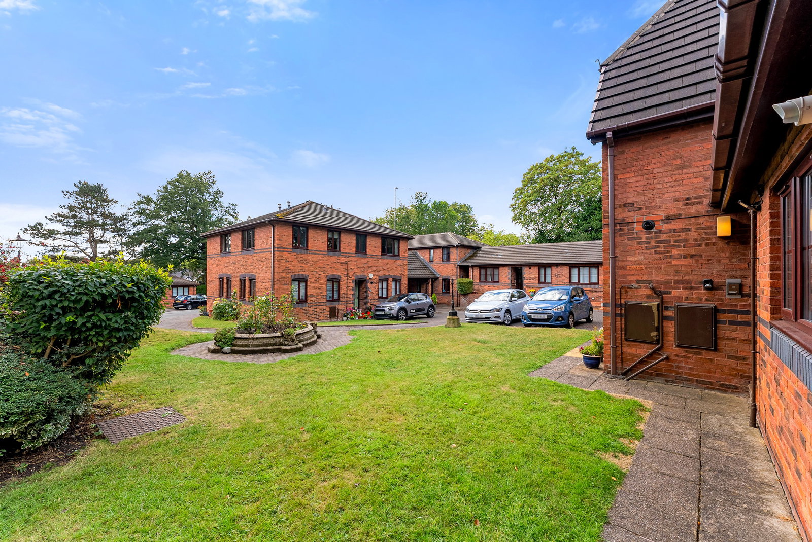 Flat for sale in Manchester, Charlton Avenue, Prestwich, Manchester, M25 0BE