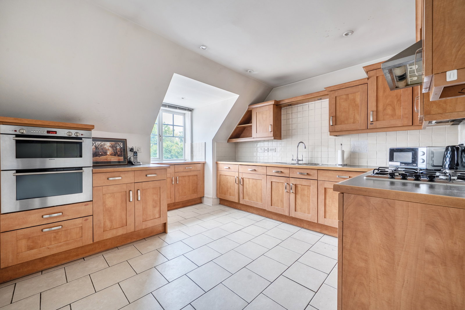 Apartment for sale in Pinner, Marsh Road, Pinner, HA5 5ND, 1149 m²