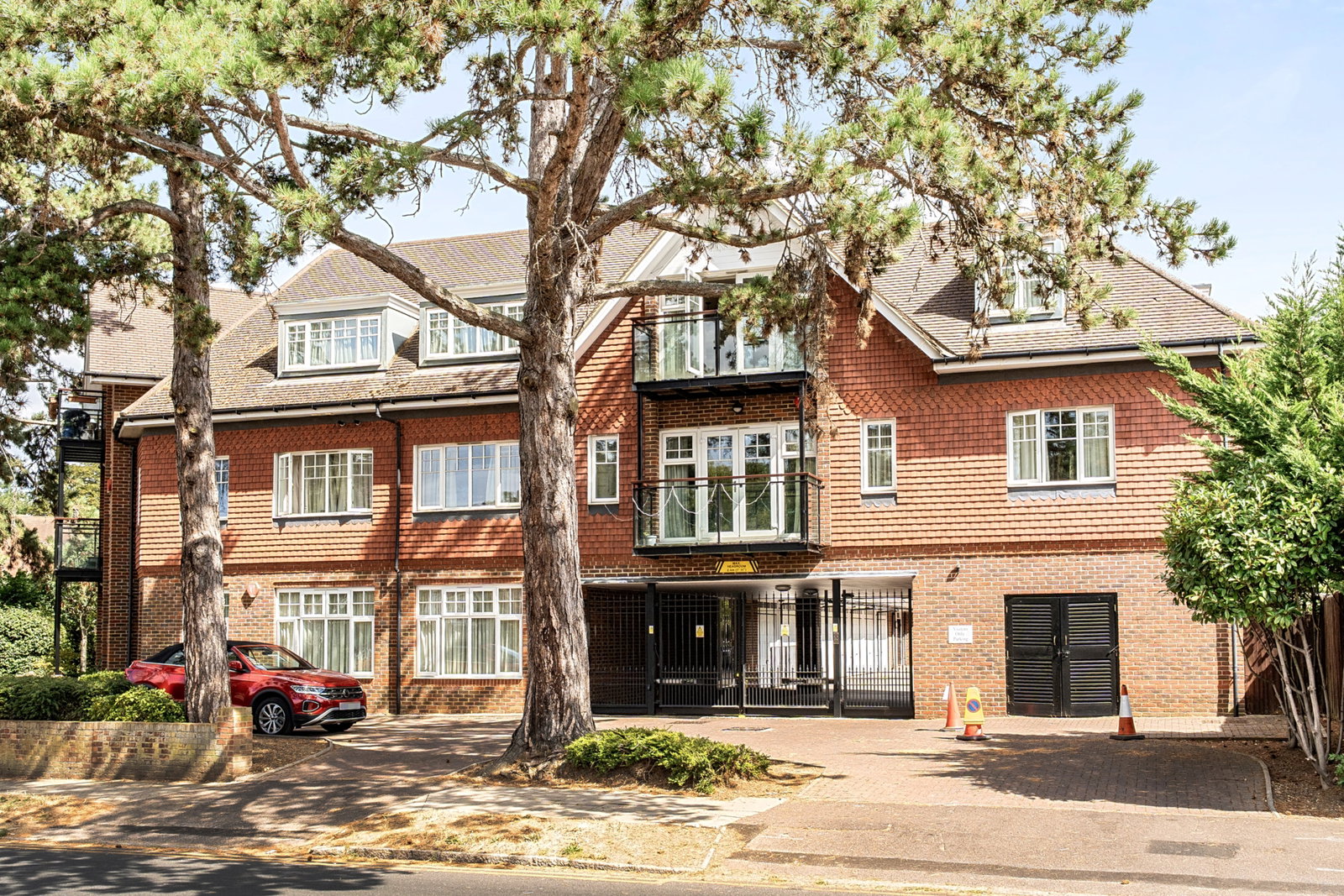 Apartment for sale in Pinner, Marsh Road, Pinner, HA5 5ND, 1149 m²