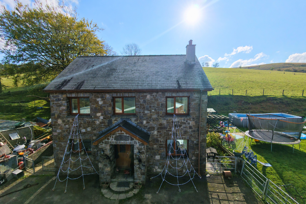 Farm or Barn for sale in Ammanford, Gwndwngwyn Farm, Garnant, Ammanford, SA18, 2196 m²