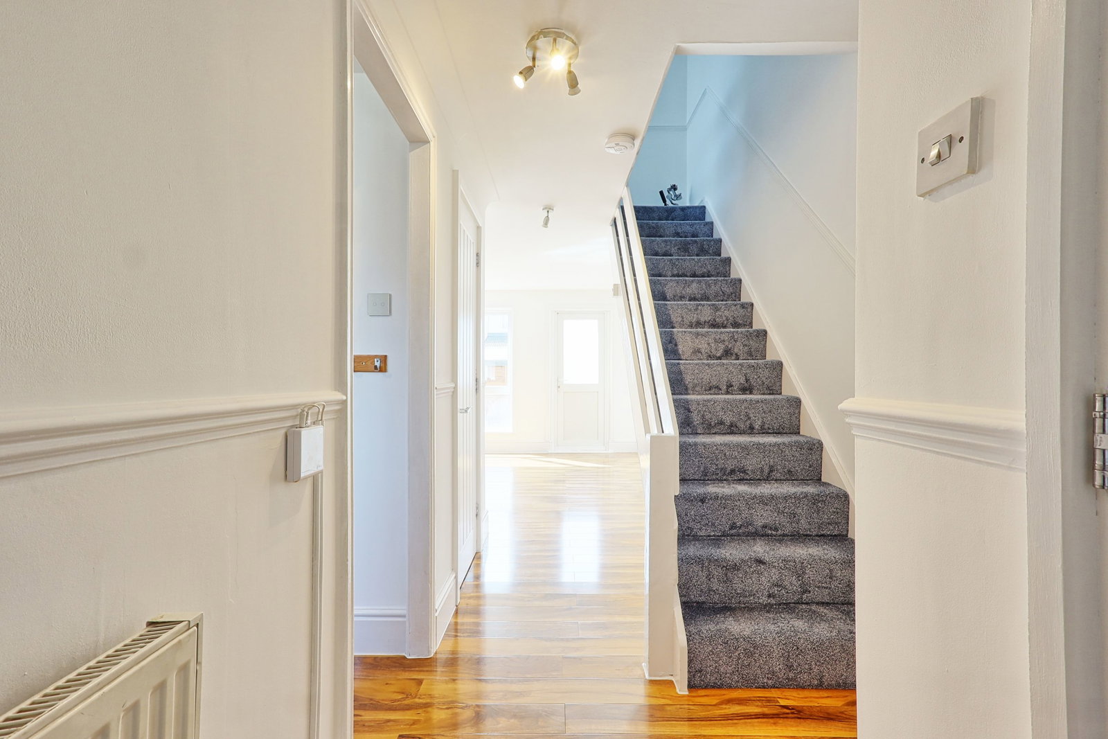 Terraced House for sale in South Ockendon, Celandine Close, South Ockendon, Thurrock, RM15, 833 m²