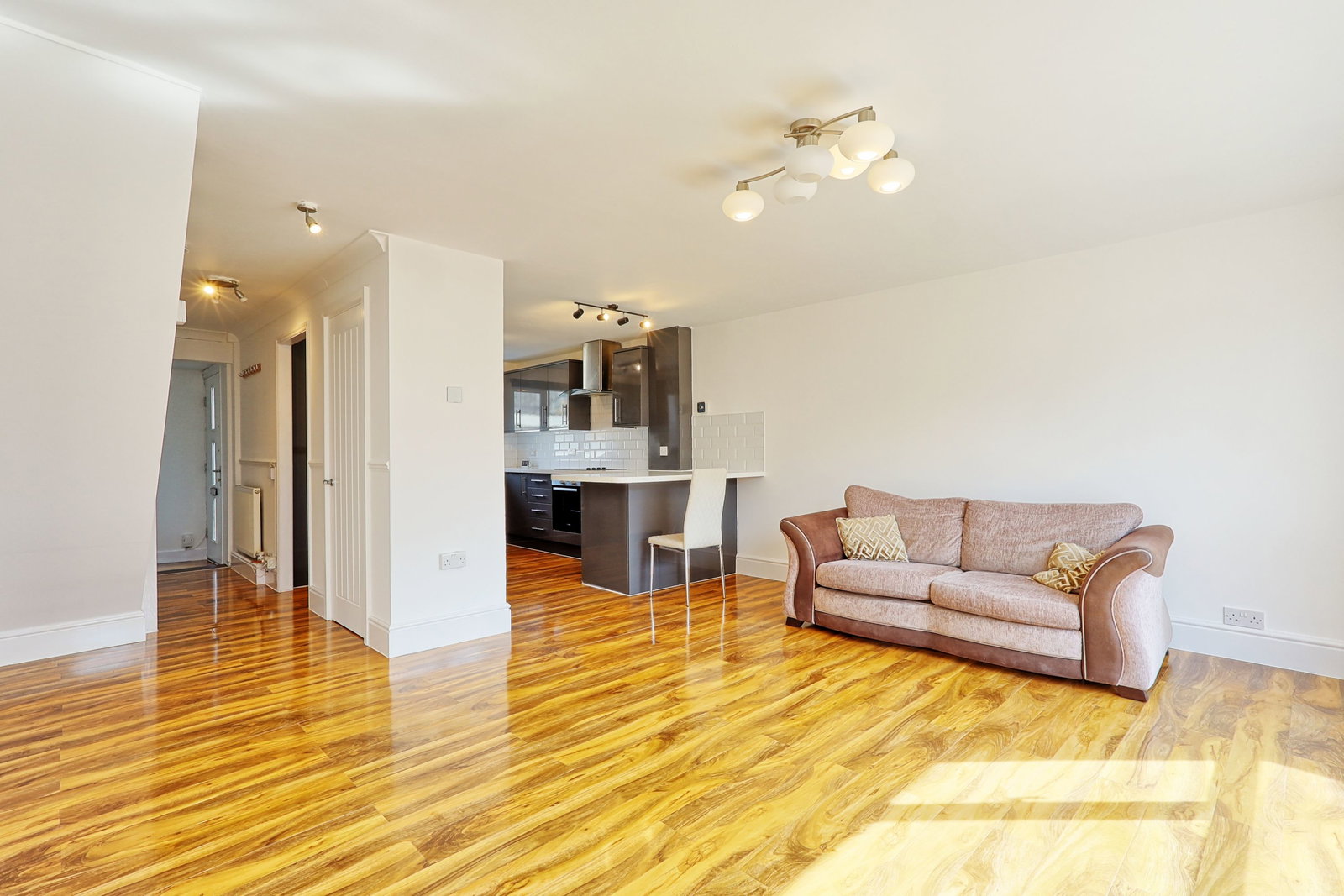 Terraced House for sale in South Ockendon, Celandine Close, South Ockendon, Thurrock, RM15, 833 m²