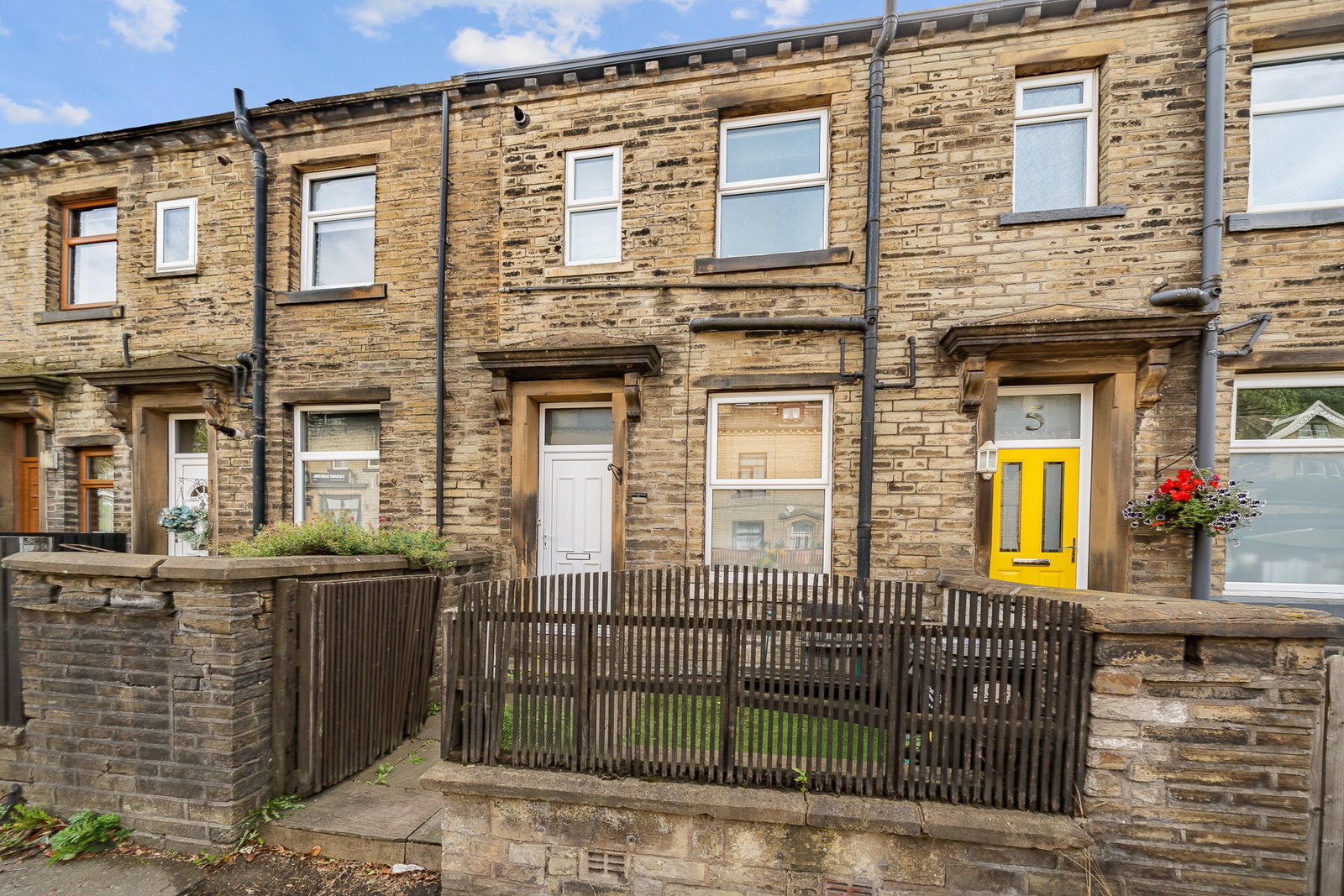 Terraced House for sale in Halifax, Lane Ends Terrace, Hipperholme, Halifax, Yorkshire, HX3 8HJ, 1346 m²