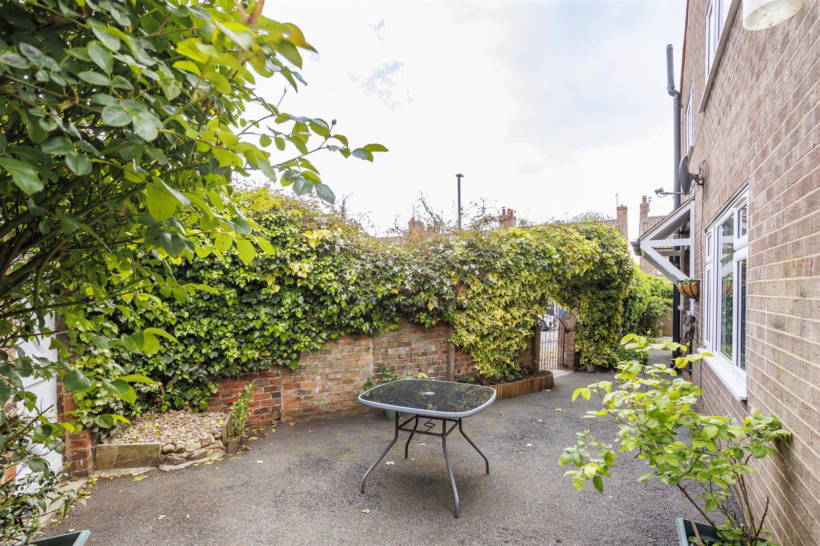 End Of Terrace House for sale in York, Long Street, Easingwold, York